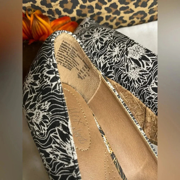 🦋B2G1🦋DEXFLEX COMFORT Black/White Floral Open Toe Wedge | 9 | - Picture 6 of 8
